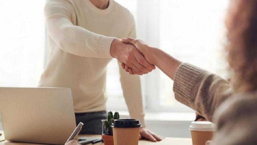 candidato che stringe la mano a selezionatrice