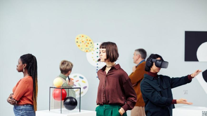 Persone a una mostra