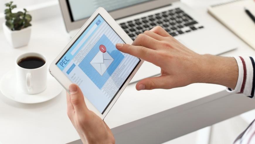 persona entra sulla PEC dal tablet