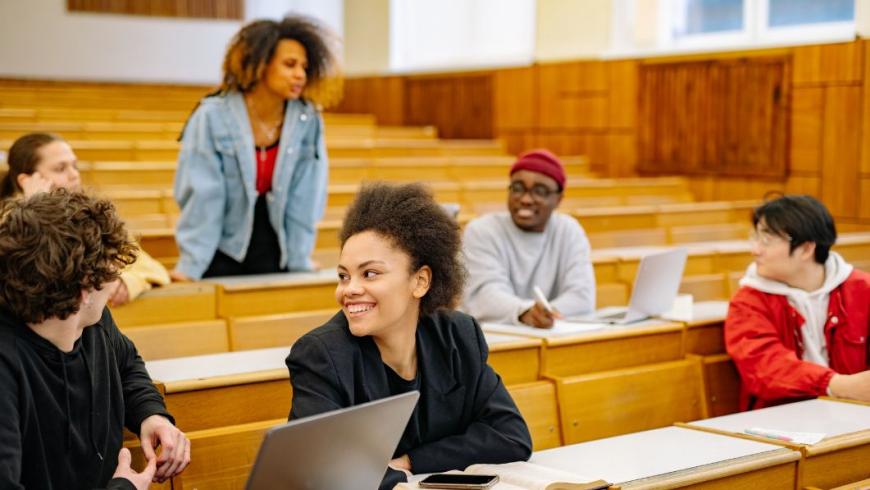 Gruppo di ragazze e ragazzi tra i banchi dell'università
