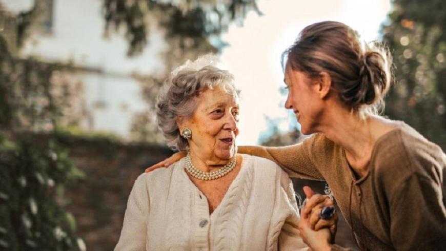 signora anziana affiancata da assistente famigliare