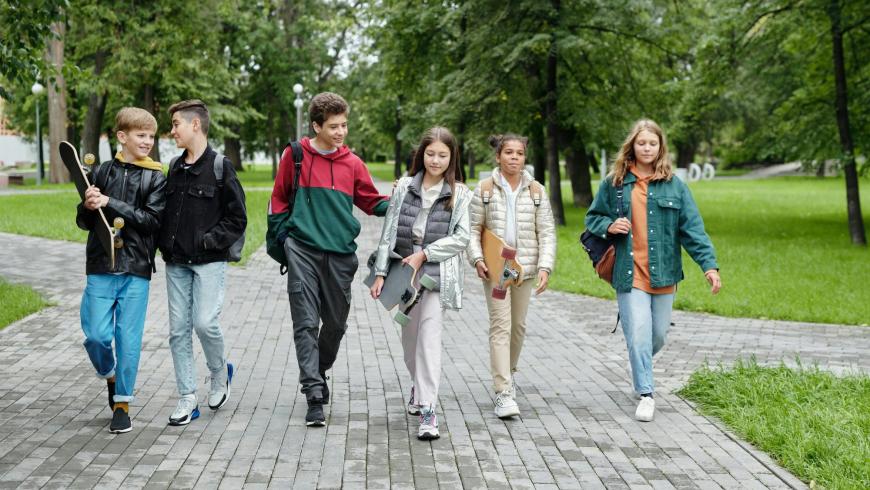 Ragazzi che camminano - Foto di Max Fischer da Pexels