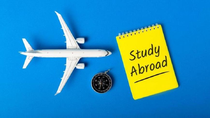 Aereo e bussola con scritta Study Abroad