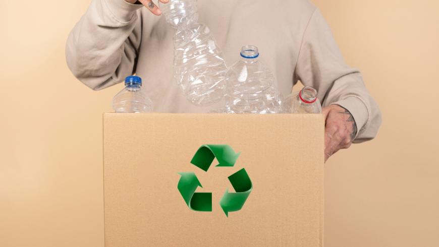 persona con cestino per la raccolta differenziata