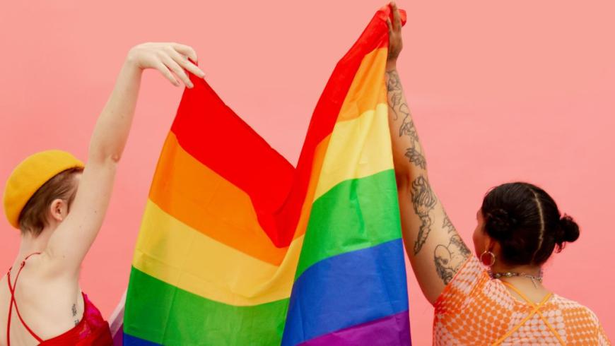 due ragazze con bandiera rainbow