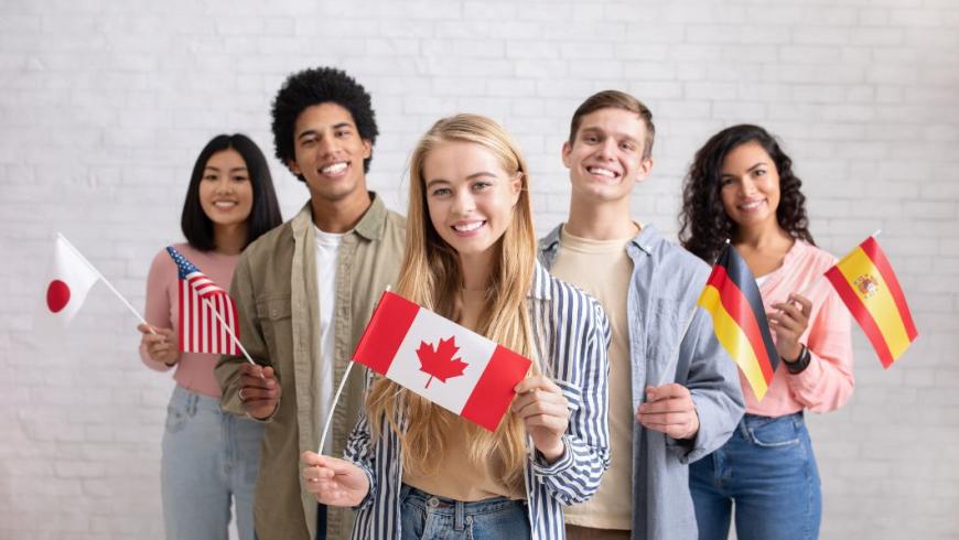 gruppo di ragazzi e ragazze con bandierine in mano