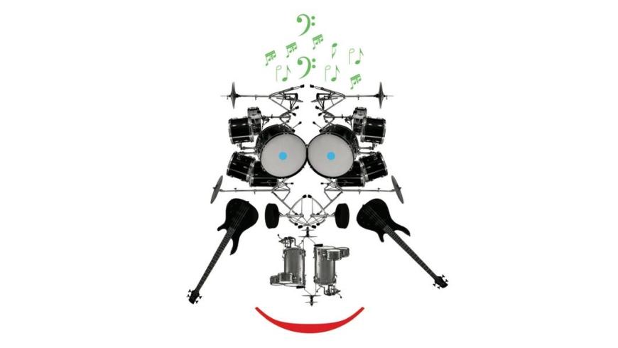 L'immagine mostra una composizione surrealista in cui vari strumenti musicali sono disposti in modo da formare il volto e la parte superiore del corpo di una figura immaginaria. Al centro ci sono due grandi tamburi che sembrano gli occhi, mentre altri tamburi più piccoli creano la forma della fronte e delle guance. Due chitarre elettriche nere, inclinate verso l'esterno, rappresentano le "braccia". Al centro, tra i tamburi, ci sono aste di piatti e altri componenti che formano il "naso".