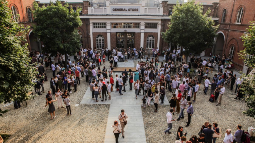 cortile scuola holden con gruppo studenti