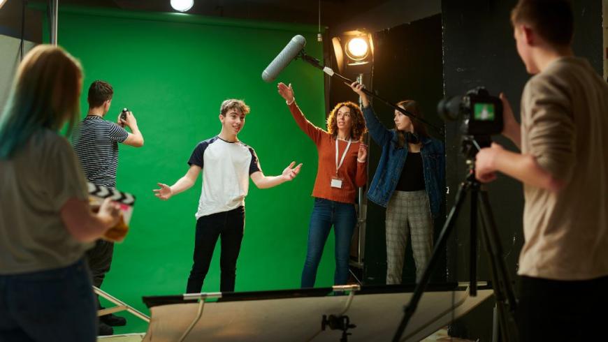 set cinematografico con attori e tecnici dello spettacolo