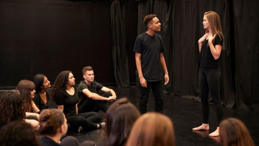 Giovani attori e attrici vestiti di nero a scuola di recitazione