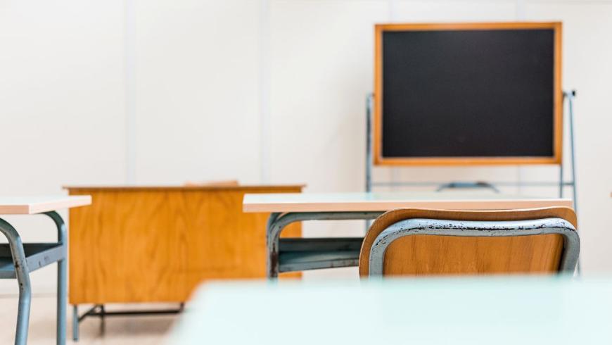 Banchi di scuola davanti ad una lavagna