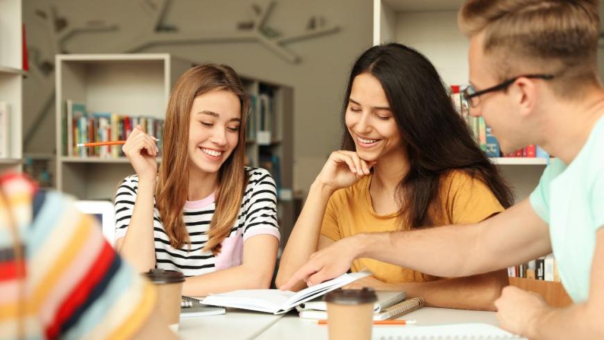 Consulente offre un servizio di orientamento ad una ragazza con la madre