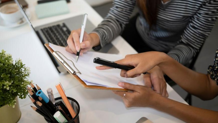 persone che compilano documenti