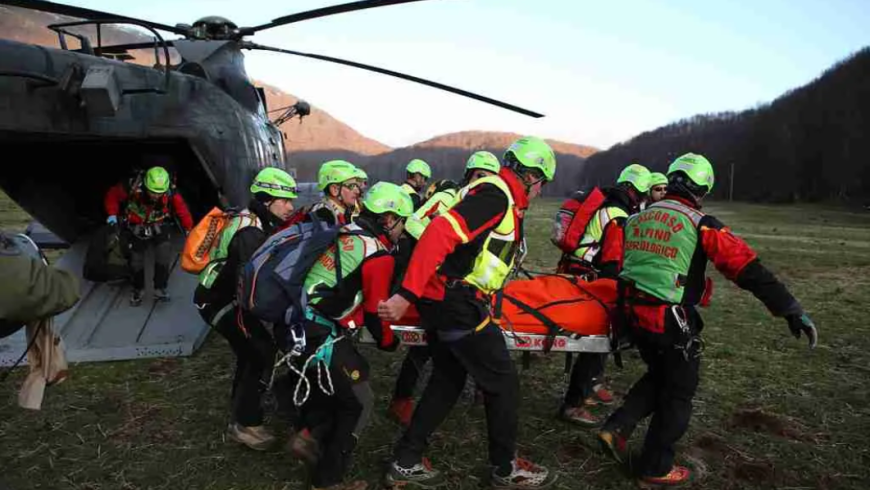 gruppo soccorritori con barella ed elicottero