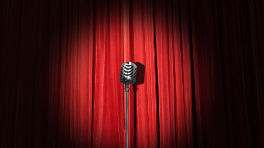 tenda rossa teatro chiusa con microfono davanti