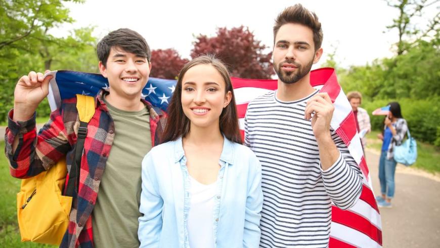 gruppo di ragazzi e ragazze con bandiera degli stati uniti