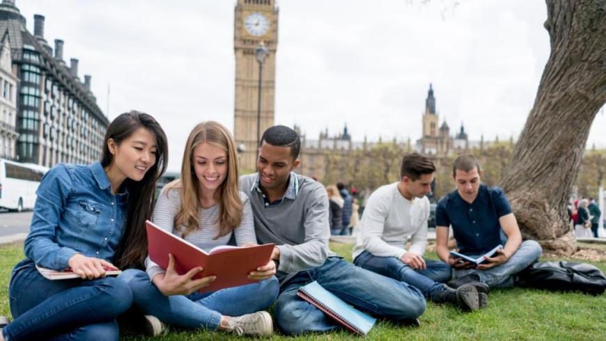 gruppo di ragazze e ragazzi che studiano a Londra