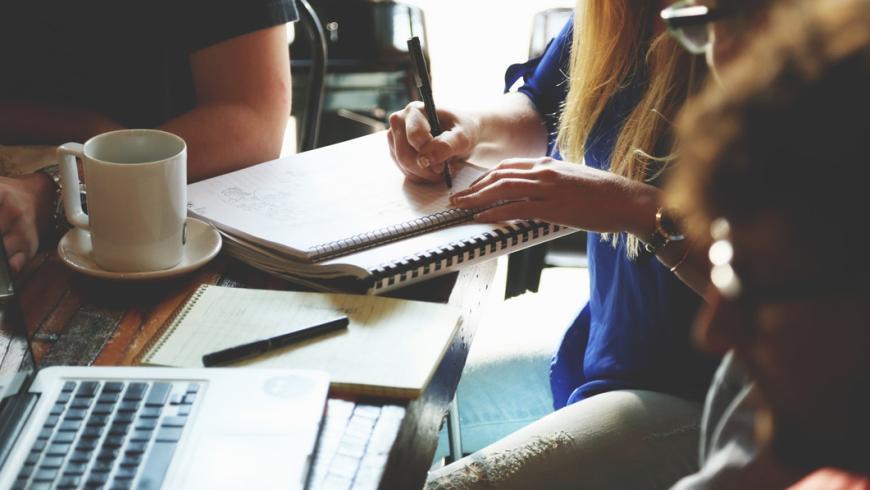 gruppo di lavoro intorno a un tavolo