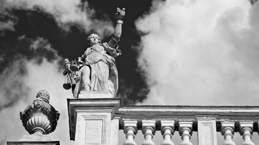 Statua di angelo con sfondo di cielo