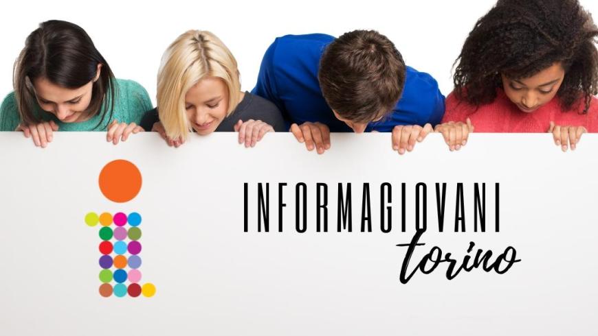 persone che tengono un cartello con la scritta informagiovani torino
