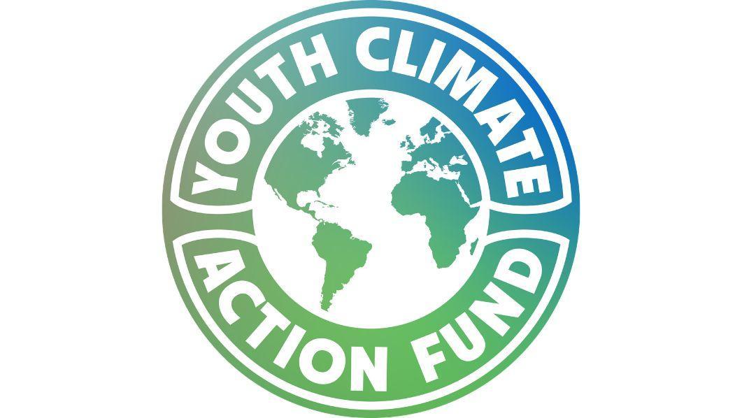 scritta Youth Climate Action Fund con grafica di un planisfero