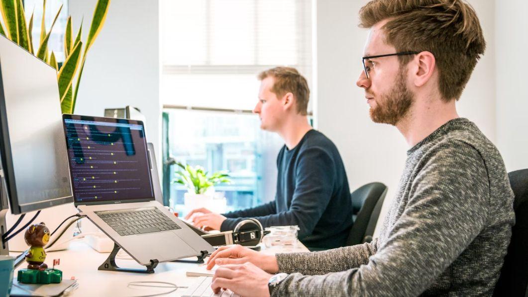 impiegati davanti al computer in ufficio